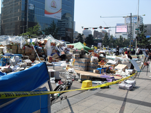 ▲ 분향소에서 썼던 물품들이 어지럽게 놓여있다 ⓒ 뉴데일리