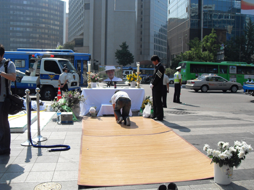 ▲ 서울 대한문 앞에 설치된 노무현 전 대통령 분향소가 철거당한 후 현장모습 ⓒ 뉴데일리