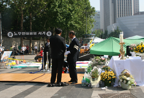 ▲ 24일 서울 덕수궁 대한문 앞. 보수단체의 철거작업이 이뤄진 후에도 다시 분향소가 운영되고 있다. ⓒ 뉴데일리