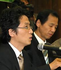 ▲ 민주당 최문순 의원(우측)과 함께 기자회견 참석 중인 박경신 고려대 교수 ⓒ 연합뉴스