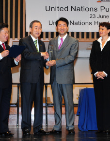 ▲ UN 공공행정상 대상을 수상한 오세훈 시장이 반기문 유엔사무총장과 악수를 나누고 있다.  ⓒ 뉴데일리