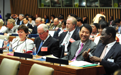 ▲ UN 공공행정상 시상식 후 각국 내빈들에게 아리수를 설명하는 오세훈시장.   ⓒ 뉴데일리