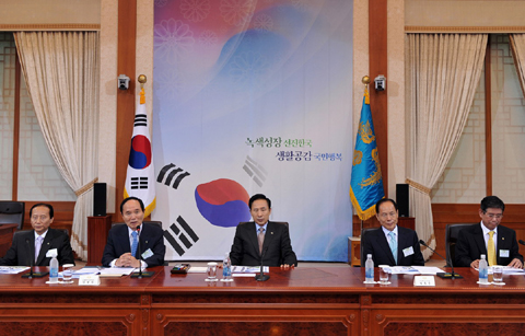 ▲ 이명박 대통령은 24일 청와대에서 16개 시도교육청 교육감과 오찬 간담회를 갖고 공교육 활성화 방안을 논의했다. ⓒ 뉴데일리