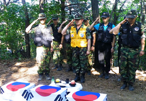 ▲ 수습된 유해를 유골함에 모시고 장병들이 경례를 올리고 있다. ⓒ 뉴데일리