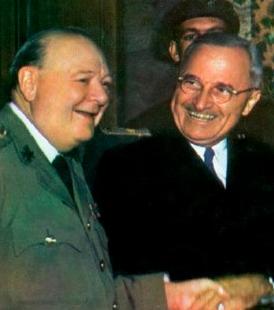 ▲ 윈스턴 처칠 영국 수상과 환담을 나누고 있는 해리 S 트루먼 미국 대통령 @ 미국 트루먼 도서관 