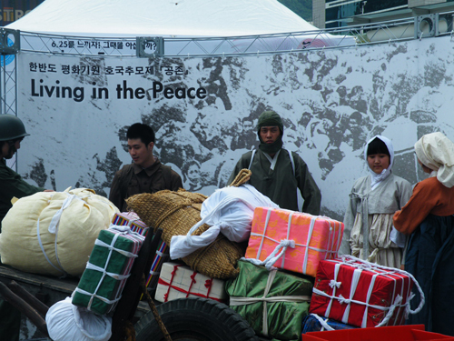 ▲ 한국자유총연맹은 25일 제 59주년 6.25를 맞아 '한반도 평화기원 호국추모제'공존''을 개최했다. 사진은 행사가 진행 중인 서울역 광장에서 '6.25를 느끼자!그때를 아십니까' 체험행사를 하고 있는 이들의 모습 ⓒ 뉴데일리 
