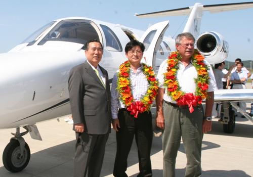 ▲ 함기선 한서대 총장(우측)이 씨제이원(CJ-1) 제트훈련기 앞에서 기념촬영을 하고 있다. ⓒ&nbsp;한서대 제공