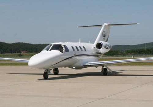 ▲ 한서대가 국내 대학 최초로 도입한 씨제이원(CJ-1) 7인승 제트훈련기&nbsp; ⓒ&nbsp;한서대 제공