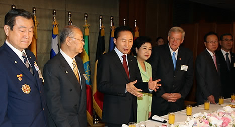 ▲ 이명박 대통령이 25일 오후 서울 롯데호텔에서 열린 6.25전쟁 제59주년 기념 참전용사 위로연에 참석해 주요 인사들과 간담회를 하고 있다. ⓒ&nbsp;연합뉴스