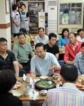 ▲ 이명박 대통령은 25일 서울 이문동 한 골목상가를 찾아 상인들을 격려하고 '친서민 행보'에 나섰다. ⓒ 뉴데일리<=청와대 제공> 