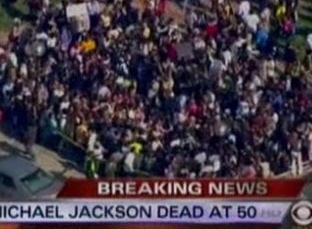 ▲ UCLA메디컬센터 앞에 몰려든 인파.&nbsp; ⓒ CBS 방송 캡처