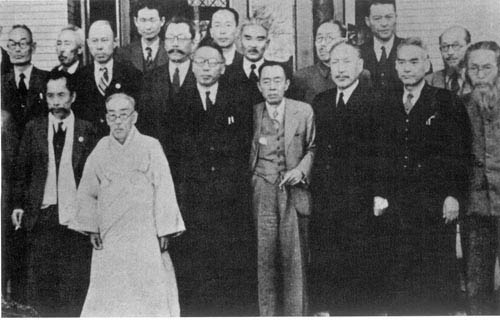 ▲ 임시정부 요인들(1945.12.5). 앞줄 왼쪽부터 조완구, 이시영, 김구, 김규식, 조소앙, 신익희. ⓒ 뉴데일리