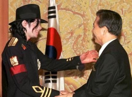▲ 1998년 방한 당시 김대중 전 대통령과 반갑게 인사를 나누는 마이클 잭슨