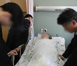 ▲ 국내 첫 존엄사가 공식 시행된 김모 할머니(가운데)가 악화와 &nbsp; 붖&nbsp; 회복을 반복하고 있다 ⓒ연합뉴스