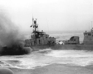 ▲ 1차 연평해전에서 북한 함정이 우리 해군의 공격을 받고 침몰하고 있다. ⓒ 뉴데일리