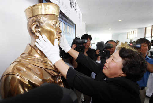 ▲ 고 박종혁 병장의 어머니 이경진씨가 아들의 흉상을 쓰다듬으며 오열하고 있다. ⓒ 뉴데일리