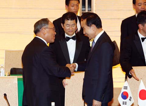 ▲ 28일 한일 정상회담차 이날 도쿄(東京)을 방문한 이명박 대통령은 아소 타로(麻生太郞) 일본 총리와 함께 일본 총리공관에서 열린 한일 경제인 간담회에 참석, 