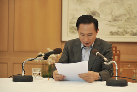 ▲ 라디오 및 인터넷 정례연설을 위해 녹음중인 이명박 대통령. ⓒ 뉴데일리<자료사진> 