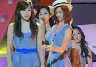 ▲ 소녀시대의 윤아가 동료인 티파니의 치마를 들춰보고 있다.  ⓒ 싸이월드 동영상 캡처