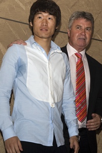 ▲ 29일 정몽준 대한축구협회 명예회장 주최로 서울 소공동 롯데호텔에서 열린 만찬회에서 '월드컵 4강 주역'의 성공적인 지도자 데뷔를 축하하며 한국 축구의 무한한 발전 가능성을 언급한 히딩크 러시아 축구대표팀 감독.&nbsp; ⓒ 뉴데일리