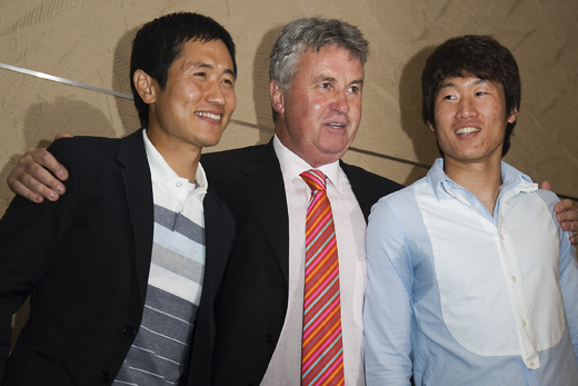 ▲ 히딩크 감독이 옛 제자인 박지성 선수(우)와 이영표 선수(좌)를 반갑게 끌어안고 있다.&nbsp;&nbsp; ⓒ 뉴데일리