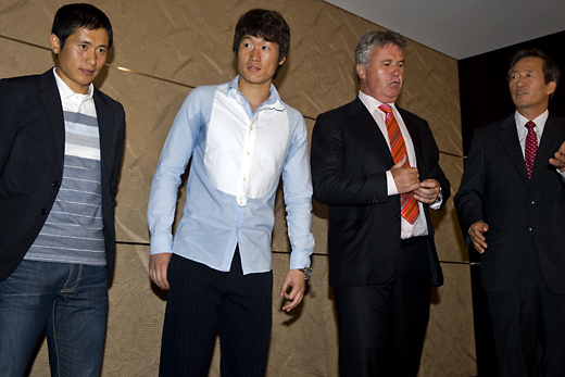 ▲ 히딩크 감독과 오랜만에 만난 탓인지 잠시 동안 어색함을 드러내기도 했던 박지성&middot;이영표 선수.&nbsp; ⓒ 뉴데일리