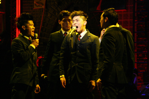 ▲ 학교에서 낙제한 후 친구 멜키어의 엄마에게 돈을 빌려달라는 편지를 쓴 모리츠. 하지만 거절 당하자 깊은 절망감에 빠져 버린다. ⓒ 뮤지컬 해븐 제공