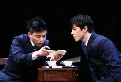 ▲ 성적인 호기심으로 혼란에 빠진 모리츠(왼)를 위해 자신이 쓴 글을 보여주는 멜키어. ⓒ 뮤지컬 해븐 제공