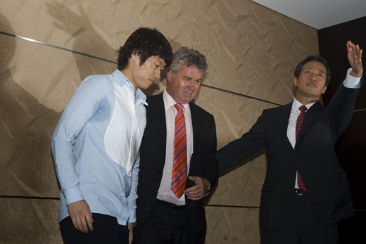 ▲ 기자회견장을 진두지휘하는 정몽준 대한축구협회 명예회장과 다소 빼는(?) 듯한 표정을 짓고 있는 히딩크 감독과 박지성 선수의 표정이 묘한 대조를 이루고 있다.&nbsp;&nbsp; ⓒ 뉴데일리