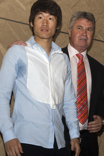 ▲ 품안을 떠난지 4년 만에 세계 최고의 선수가 돼, 당당히 '옛 스승' 히딩크 감독 앞에 선 박지성 선수.&nbsp; ⓒ 뉴데일리&nbsp;