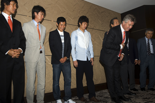 ▲ '히딩크 드림필드 준공식'에 참석키 위해 방한한, 히딩크 러시아 축구대표팀 감독이 29일 오후 7시 정몽준 대한축구협회 명예회장의 주최로 서울 소공동 롯데호텔 버클리 스위트에서 열린 만찬에 참석했다.&nbsp; ⓒ 뉴데일리