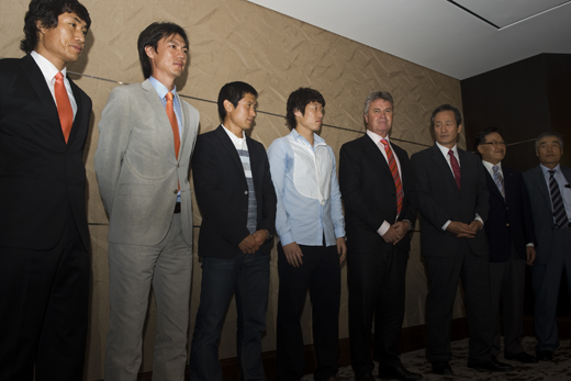 ▲ 2002 한일월드컵 4강 신화를 이룩한 태극전사들이 한 자리에 모였다. 29일 정몽준 대한축구협회 명예회장의 주최로 롯데호텔에서 열린 히딩크 감독 방한 기념 만찬회에 조중연 대한축구협회장, 이회택 축구협회 기술위원장, 홍명보 청소년대표팀(U-20) 감독, 김태형 청소년대표팀 코치, 박지성(맨체스터 유나이티드), 이영표(보루시아 도르트문트) 등 과거 2002 월드컵 4강 신화를 이룬 주역들이 대거 참석, 자리를 빛냈다.&nbsp; ⓒ 뉴데일리