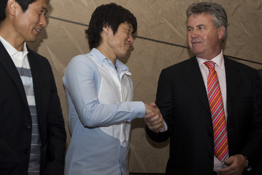 ▲ 29일 서울 소공동 롯데호텔에서 4년 만에 해후한 박지성 선수와 히딩크 감독이 반갑게 악수를 나누고 있다. ⓒ 뉴데일리