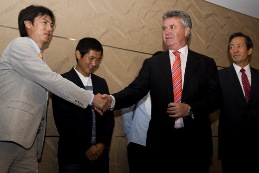 ▲ 29일 정몽준 대한축구협회 명예회장의 주최로 롯데호텔에서 열린 히딩크 감독 방한 기념 만찬회에 참석한 홍명보 청소년대표팀 감독이 만찬 전 기자회견에서 