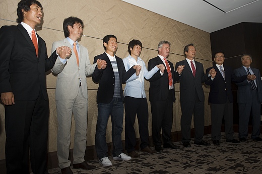 ▲ 29일 정몽준 대한축구협회 명예회장의 주최로 롯데호텔에서 열린 히딩크 감독 방한 기념 만찬회에 참석한 과거 영광의 주역들이 손에 손을 잡고 기념 촬영을 하고 있다. 좌측부터 김태형 청소년대표팀 코치, 홍명보 청소년대표팀(U-20) 감독, 이영표(보루시아 도르트문트) 선수, 박지성(맨체스터 유나이티드) 선수, 히딩크 러시아 국가대표 축구팀 감독, 정몽준 대한축구협회 명예회장, 조중연 대한축구협회장, 이회택 축구협회 기술위원장. ⓒ 뉴데일리
