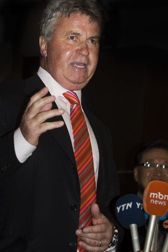 ▲ '히딩크 드림필드 준공식'에 참석키 위해 방한한, 전 한국 국가대표 축구팀 감독이자 현 러시아 국가대표 축구팀의 수장을 맡고 있는 거스 히딩크 감독(63)이 '월드컵 4강'이라는 엄청난 경험을 지닌 선수들이 지도자가 된 것에 대해 매우 감명을 받았다며 한국 축구의 밝은 미래를 전망했다. 또한 히딩크 감독은 박지성&middot;이영표 선수를 가리켜 