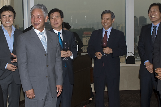 ▲ 29일 오후 7시 롯데호텔 버클리 스위트에서 열린 히딩크 감독 방한 기념 만찬회에는 정몽준 대한축구협회 명예회장과 친분관계에 있는 인사들이 대거 참석해 눈길을 끌었다. 먼저 히딩크 감독 일행이 도착하기 전 한승주 전 외무부 장관과 고흥길 한나라당 국회의원(국회 문화체육관광방송통신위원회 위원장), 손숙 전 환경부장관이 36층 로비에 등장했고 이어 김흥국, 박중훈, 안성기, 이서진, 김영철 등의 연예인들도 속속 합류했다. 영화배우 박중훈(좌측 맨끝)과 안성기(우측 맨끝), 탤런트 김영철(좌측 두번째), 한나라당 고흥길 의원(좌측 세번째) 등의 모습이 보인다.&nbsp;&nbsp; ⓒ 뉴데일리