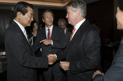 ▲ 29일 오후 7시 롯데호텔 버클리 스위트에서 열린 히딩크 감독 방한 기념 만찬회에는 정몽준 대한축구협회 명예회장과 친분관계에 있는 인사들이 대거 참석해 눈길을 끌었다. 먼저 히딩크 감독 일행이 도착하기 전 한승주 전 외무부 장관과 고흥길 한나라당 국회의원(국회 문화체육관광방송통신위원회 위원장), 손숙 전 환경부장관이 36층 로비에 등장했고 이어 김흥국, 박중훈, 안성기, 이서진, 김영철 등의 연예인들도 속속 합류했다. 사진은 정몽준 대한축구협회 명예회장이 히딩크 감독에게 한나라당 박종근 의원(좌측)을 소개하고 있는 모습.&nbsp; ⓒ 뉴데일리