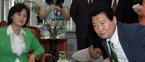 ▲ 안상수 한나라당 원내대표가 30일 오전 국회 환경노동위 추미애 위원장을 방문해 비정규직법안 처리를 촉구하다 설전을 벌인 뒤 자리에서 일어나고 있다. 이번 임시국회의 최대 현안 중 하나인 비정규직법 해결을 위해 열렸던 5인 연석회의는 서로의 의견차이로 29일밤에 결렬됐다.ⓒ연합뉴스