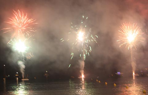 ▲ 칸 국제광고제 폐막식의 공개 행사로 열린 수변 불꽃놀이 ⓒ 뉴데일리