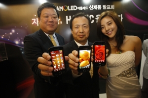 ▲ 삼성전자 박재순 전무, 삼성전자 무선사업부장 신종균 부사장, 가수 손담비(왼쪽부터)가 햅틱 아몰레드 휴대폰을 들어보이고 있다.&nbsp;&nbsp; ⓒ 뉴데일리