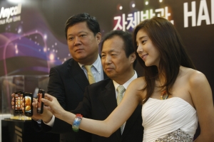 ▲ 삼성전자 박재순 전무, 삼성전자 무선사업부장 신종균 부사장, 가수 손담비(왼쪽부터)가 햅틱 아몰레드 휴대폰을 들어보이고 있다.&nbsp;&nbsp; ⓒ 뉴데일리