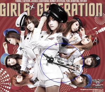 ▲ 파란 원 안 속 그림이 과거 2차대전 당시 일본의 주력전투기인 '제로전투기'와 흡사한 것으로 알려져 논란이 됐다.   ⓒ 뉴데일리