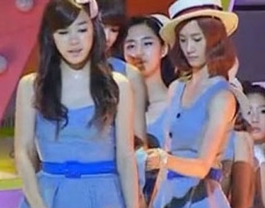 ▲ 일명 '속바지 안 입은 티파니'란 제목으로 유포되고 있는 싸이월드 동영상 캡처. 실제로 이 동영상에는 소녀시대의 윤아가 리허설 전, 동료 티파니의 치마를 들추며 몇 마디를 건내는 장면이 담겨있다.   ⓒ 뉴데일리