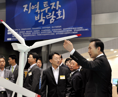 ▲ 이명박 대통령은 1일 서울 삼성동 코엑스에서 열린 '제2회 지역투자 박람회'에 참석, 치사를 통해 