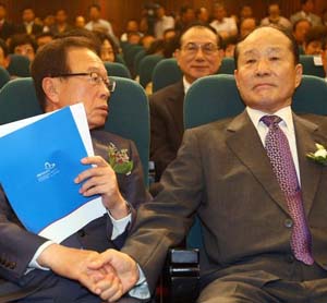 ▲ 1일 열린 희망국민연대 창립대회에 참석한 박희태 한나라당 대표(왼쪽)와 이상득 전 국회부의장이 손을 잡으며 인사하고 있다. ⓒ연합뉴스