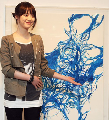 ▲ 자신이 그린 그림 앞에서 포즈를 취한 구혜선. ⓒ 연합뉴스  