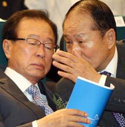 ▲ 1일 희망국민연대 창립대회에 참석한 한나라당 박희태 대표(왼쪽)에게 이상득 전 국회부의장이 귓속말을 하고 있다.ⓒ 연합뉴스