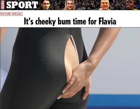 ▲ 이탈리아 수영선수 플라비아 조카리(22)의 엉덩이 일부가 노출된 사진.    ⓒ 영국 일간지 '더 선' 캡쳐