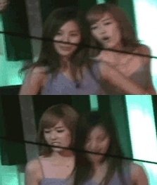 ▲ 소녀시대의 윤아가 동료인 티파니의 치마를 들춰보고 있다. ⓒ 뉴데일리